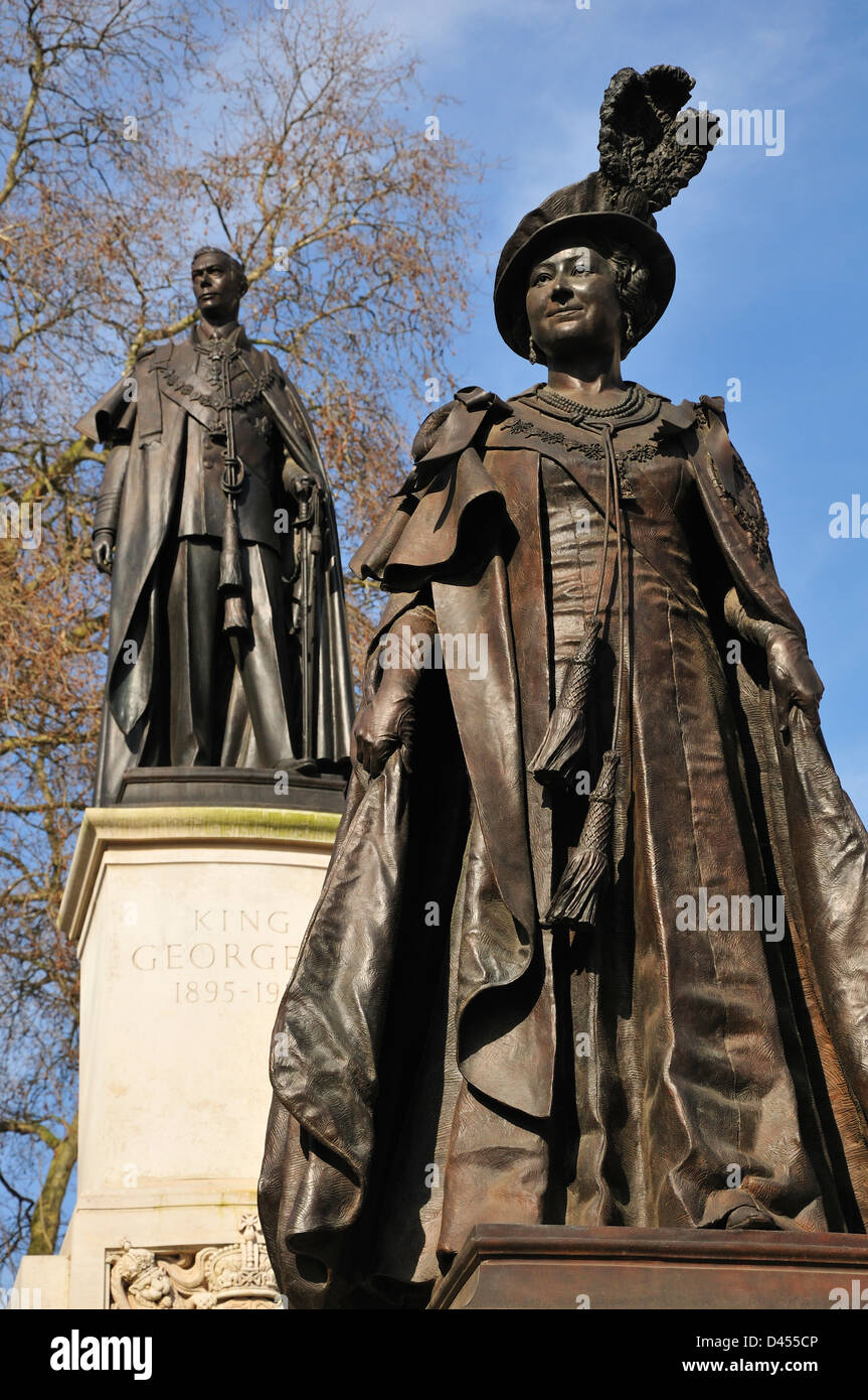 London, England, Vereinigtes Königreich. Denkmal (2009), Queen Elizabeth, die Königinmutter, in der Mall. Statue von George VI (ihr Mann) hinter Stockfoto