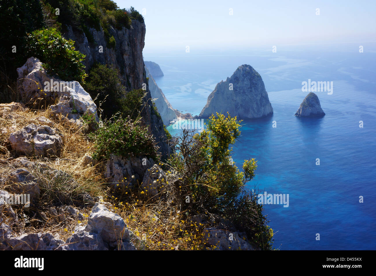 Klippen entlang der Küste der Insel Zakynthos aus Kap Keri, Griechenland Stockfoto