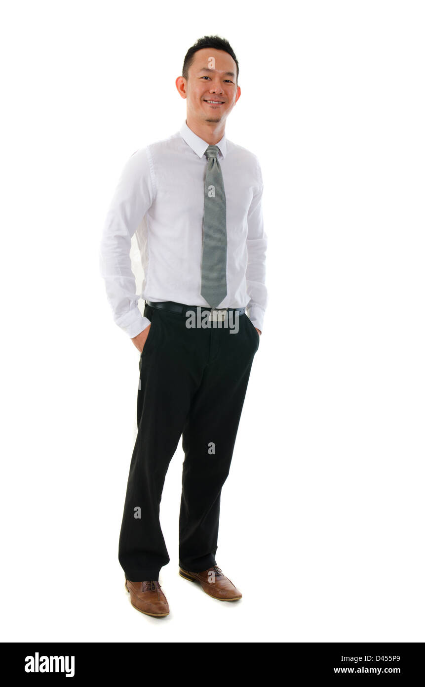 Porträt von smart chinesische asiatische Geschäftsmann lächelnd mit Händen Innentasche isoliert auf weißem Hintergrund Stockfoto