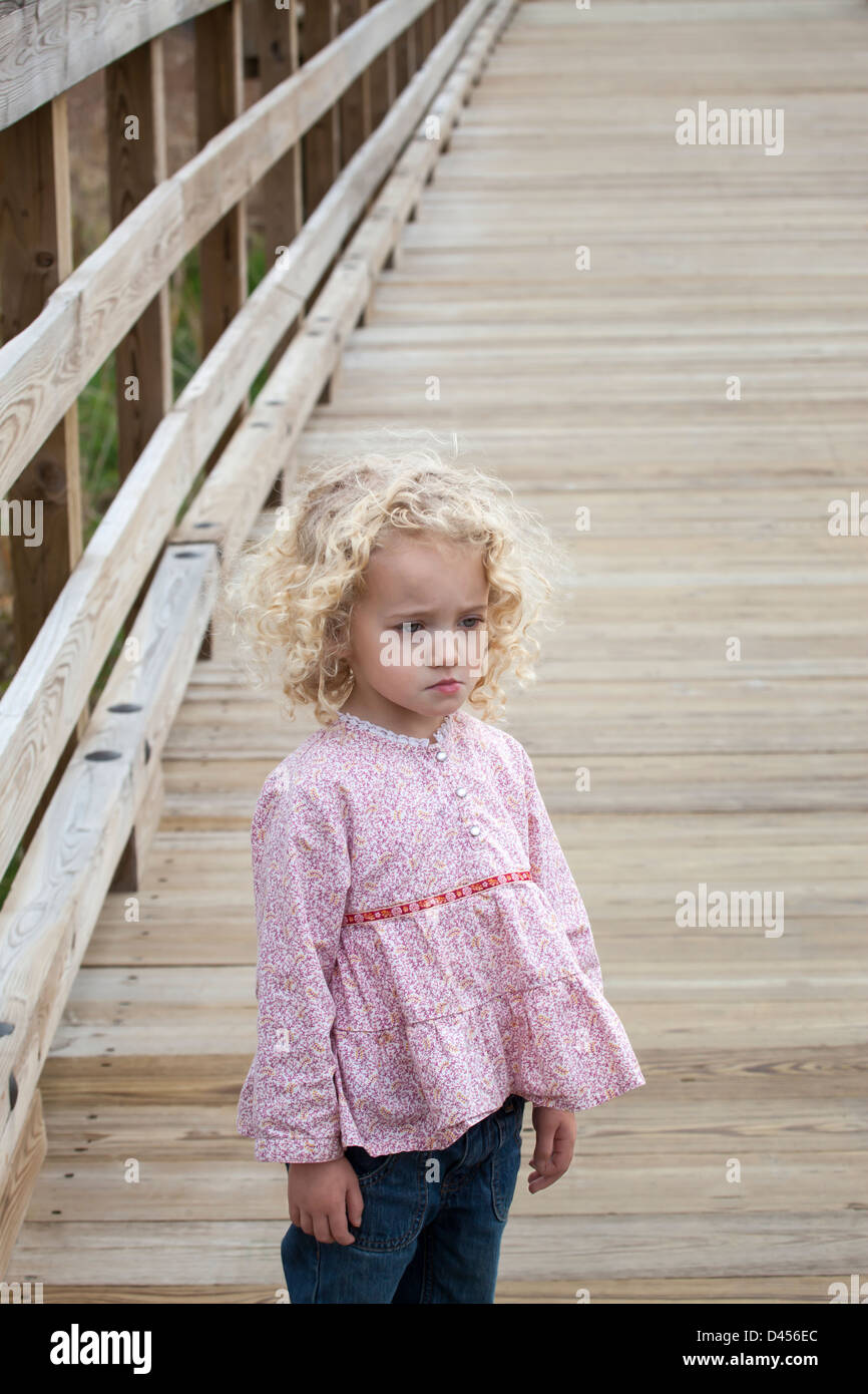 Kleines Mädchen, Alter 3, am Wanderweg, weigert sich, weiter zu gehen. Sie ist müde und will nach Hause gehen. Stockfoto