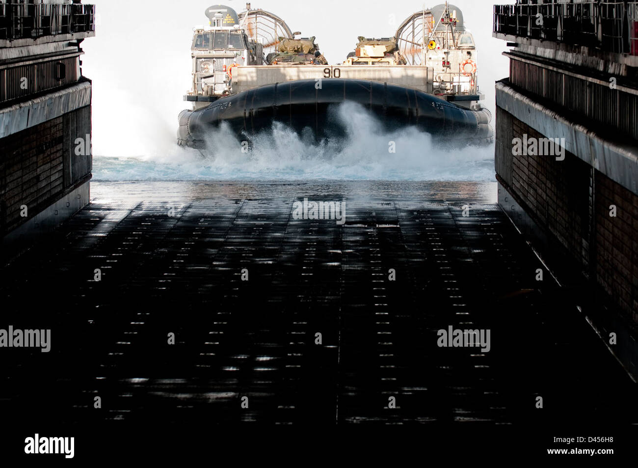 Landing Craft Luftkissen 90 nähert sich nun Deck der USS Comstock. Stockfoto