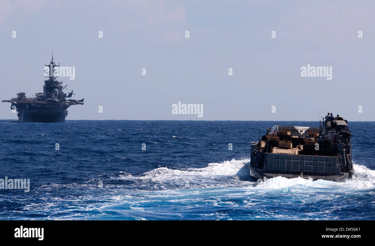 Amphibienfahrzeug nähert sich USS Bataan Stockfoto