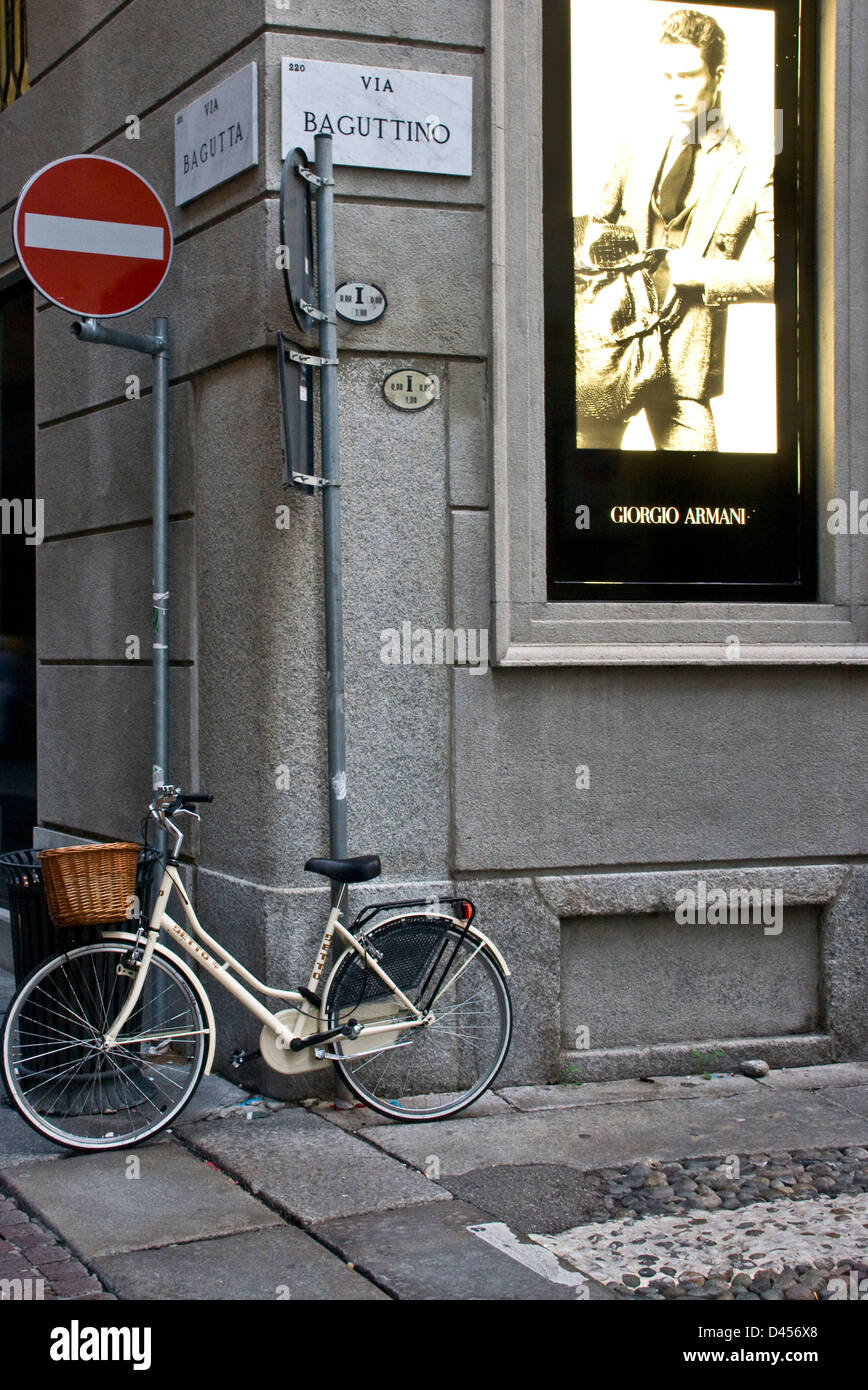 Giorgio Armani Designer Luxus Shop Shop Werbung und Fahrrad mit Weidenkorb  Mailand Lombardei Italien Europa Stockfotografie - Alamy