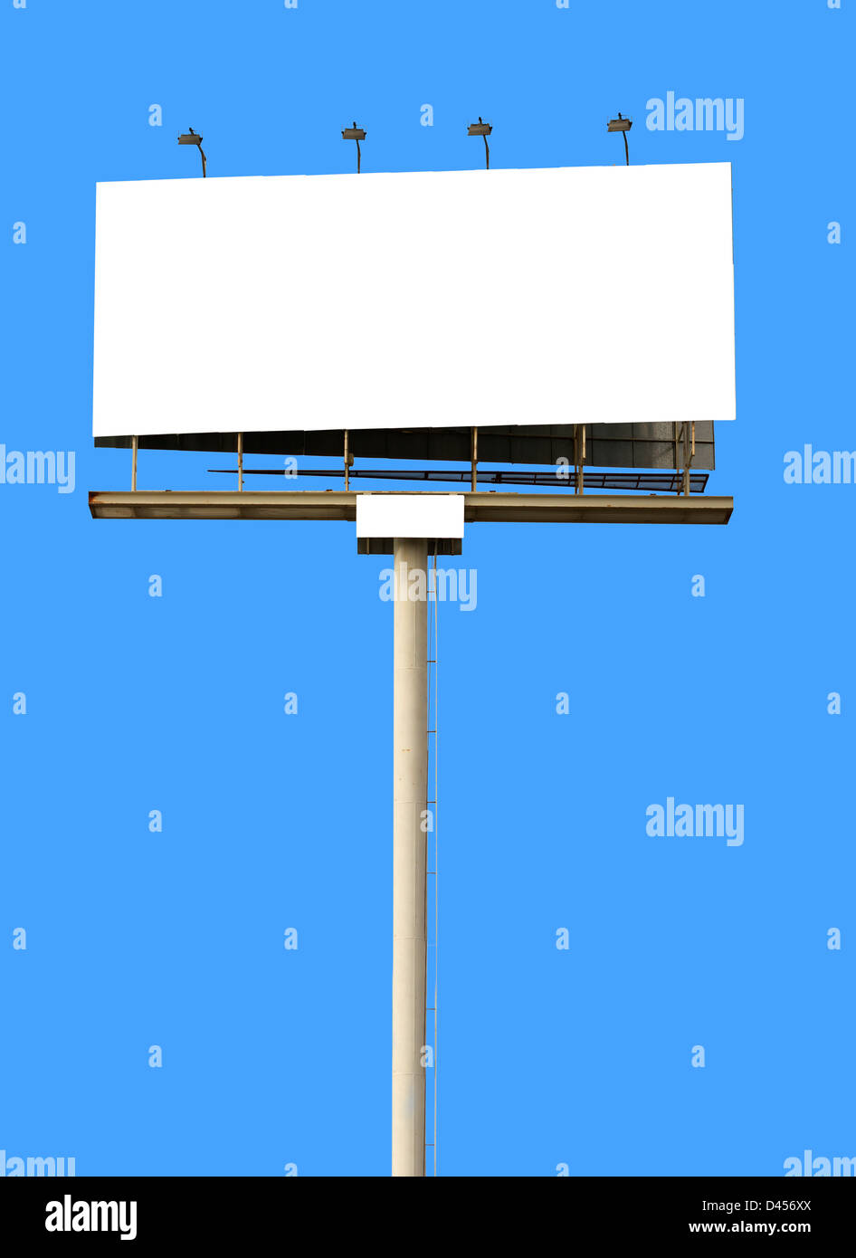 Plakat gegen blauen Himmel leer ist, setzen Sie Ihren eigenen Text hier Stockfoto