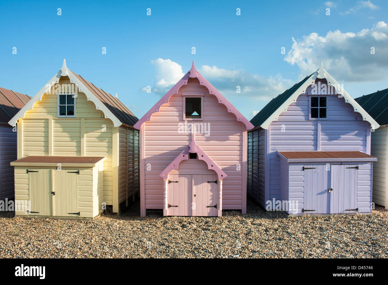 Bunte Strandhäuschen am West Mersea, Essex, England. Stockfoto