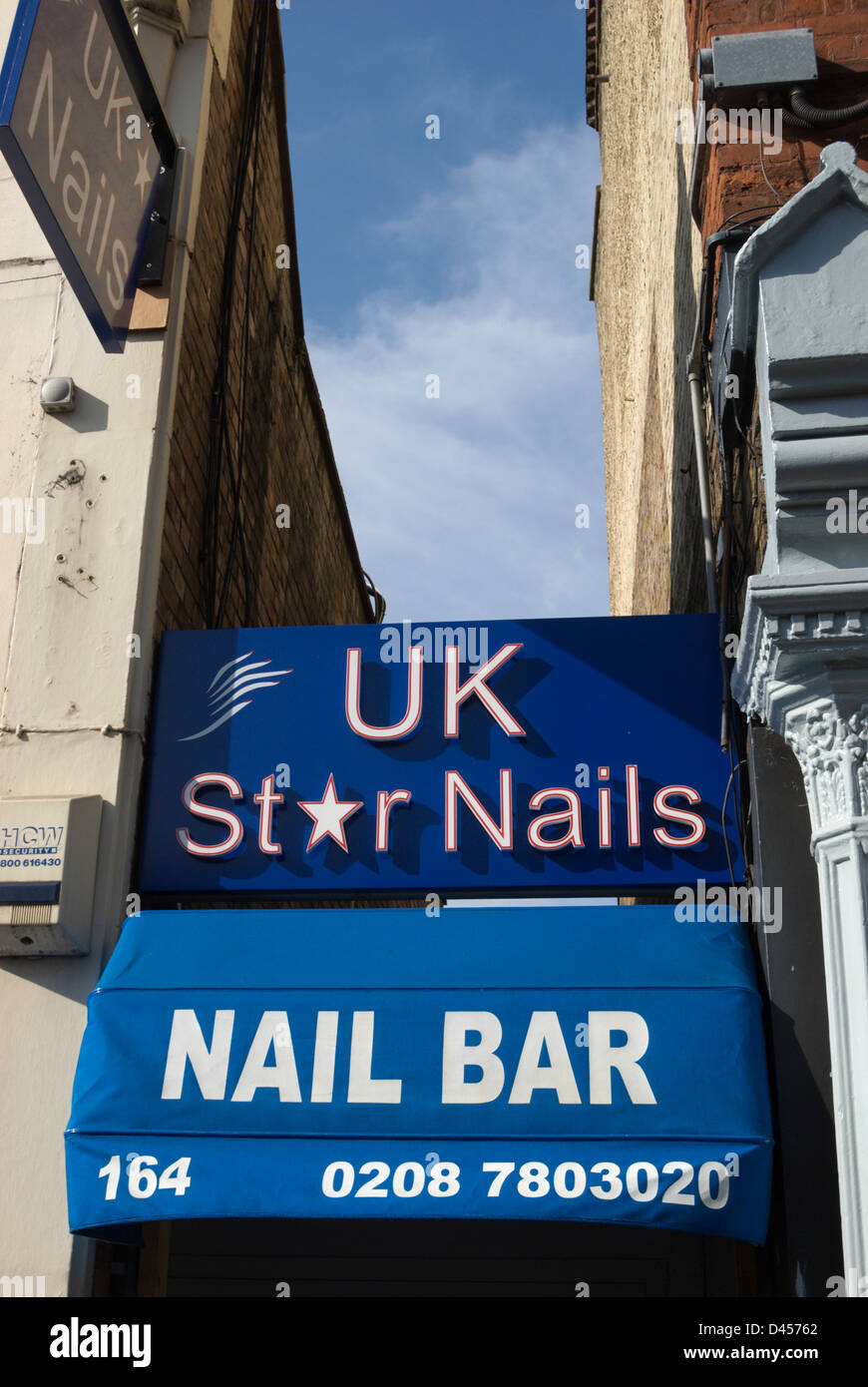 Zeichen und Markise für ein Nagelstudio oder Manicuirsts, eingezwängt in eine Lücke zwischen den Gebäuden in Putney, Südwesten von London, england Stockfoto