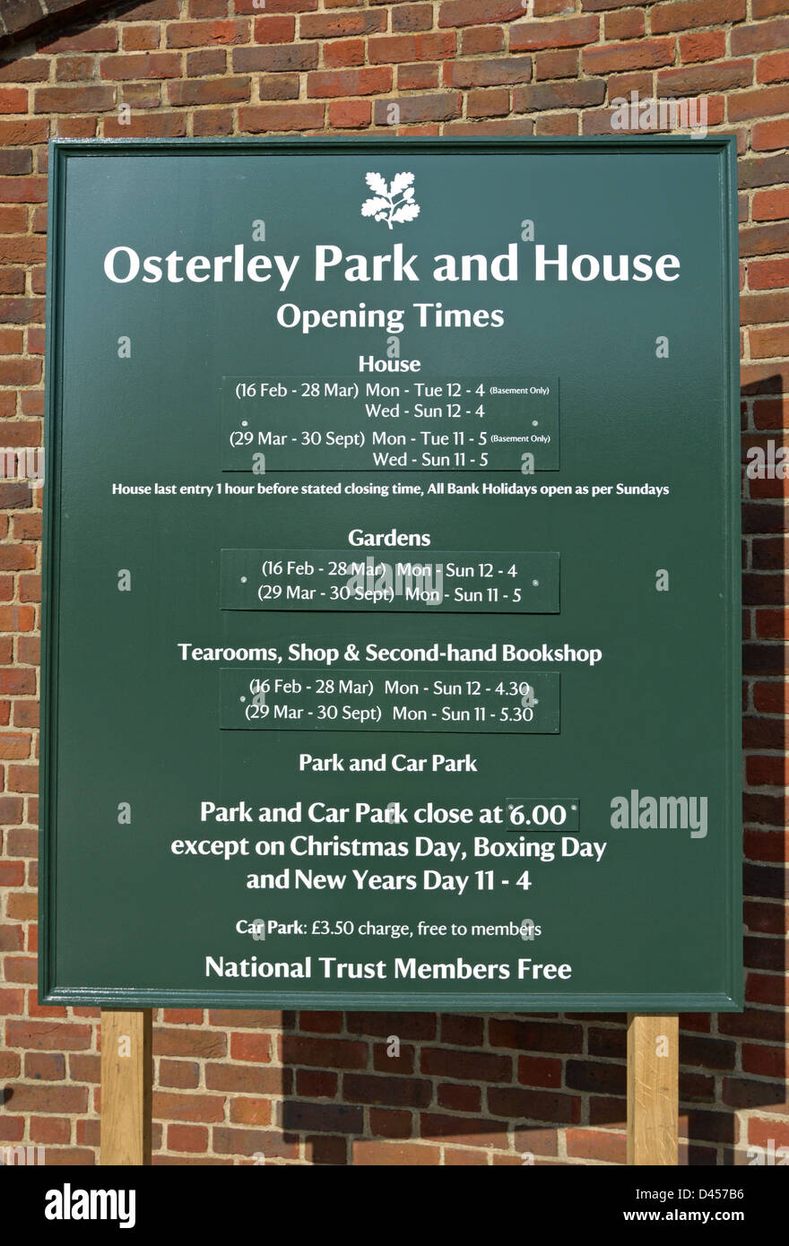 Melden Sie mit Öffnungszeiten vor dem Eingang zum Osterley Park und Haus, Osterley, Middlesex, england Stockfoto