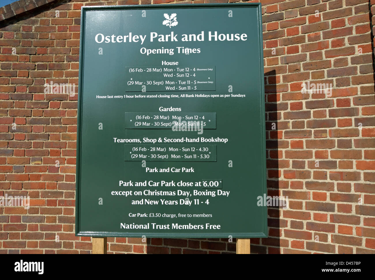 Melden Sie mit Öffnungszeiten vor dem Eingang zum Osterley Park und Haus, Osterley, Middlesex, england Stockfoto