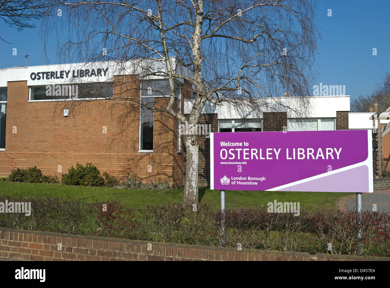Willkommen Sie bei Osterley Bibliothek Zeichen, mit der Bibliothek auf der Rückseite, Osterley, Middlesex, england Stockfoto