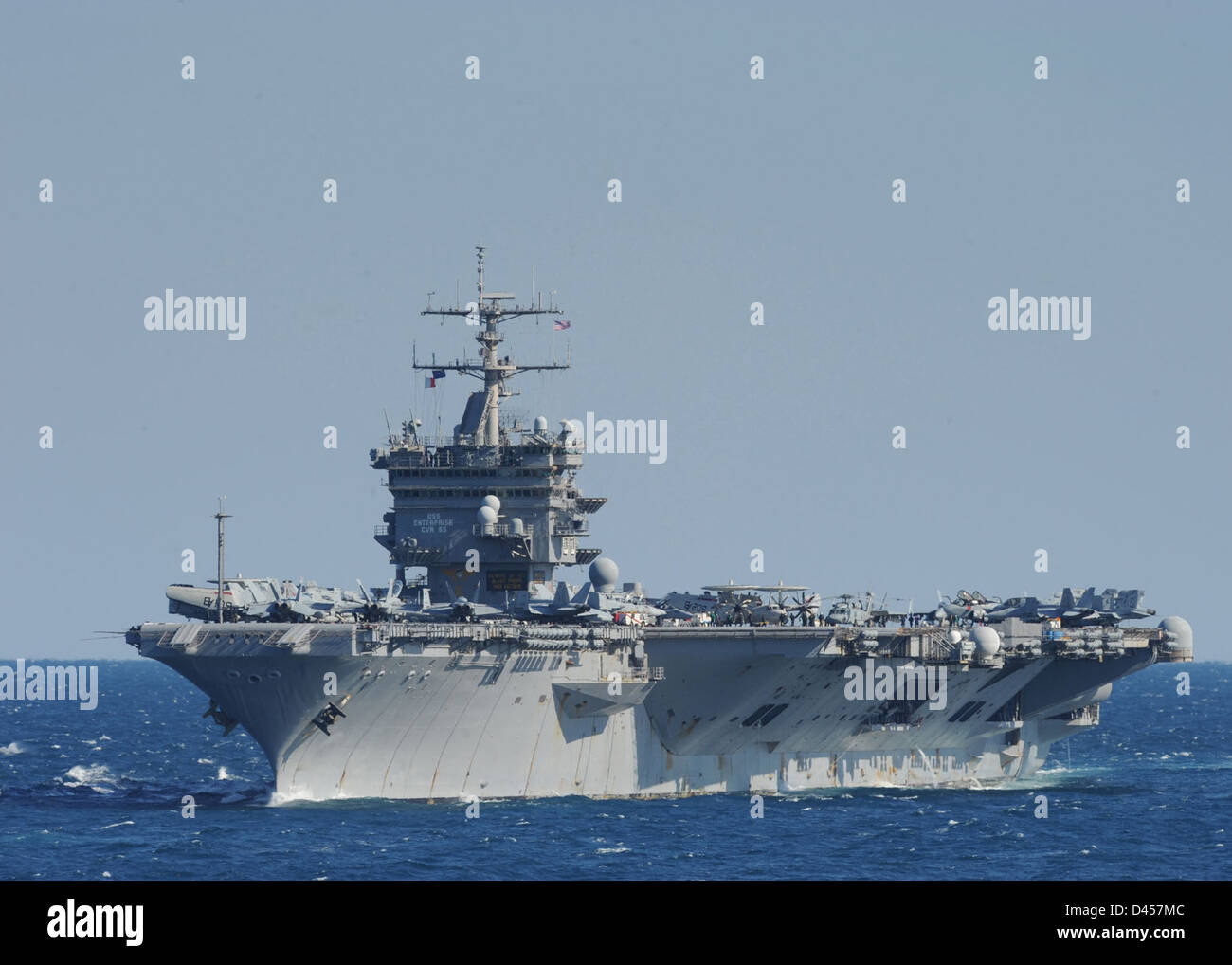 Die USS Enterprise führt eine Composite Training Unit Exercise (COMPTUEX) durch, eine umfassende Schulungsveranstaltung für den Einsatz von Schiffen und deren Besatzung. Diese Übung simuliert die realen Betriebsbedingungen, um die Einsatzbereitschaft zu gewährleisten. Stockfoto