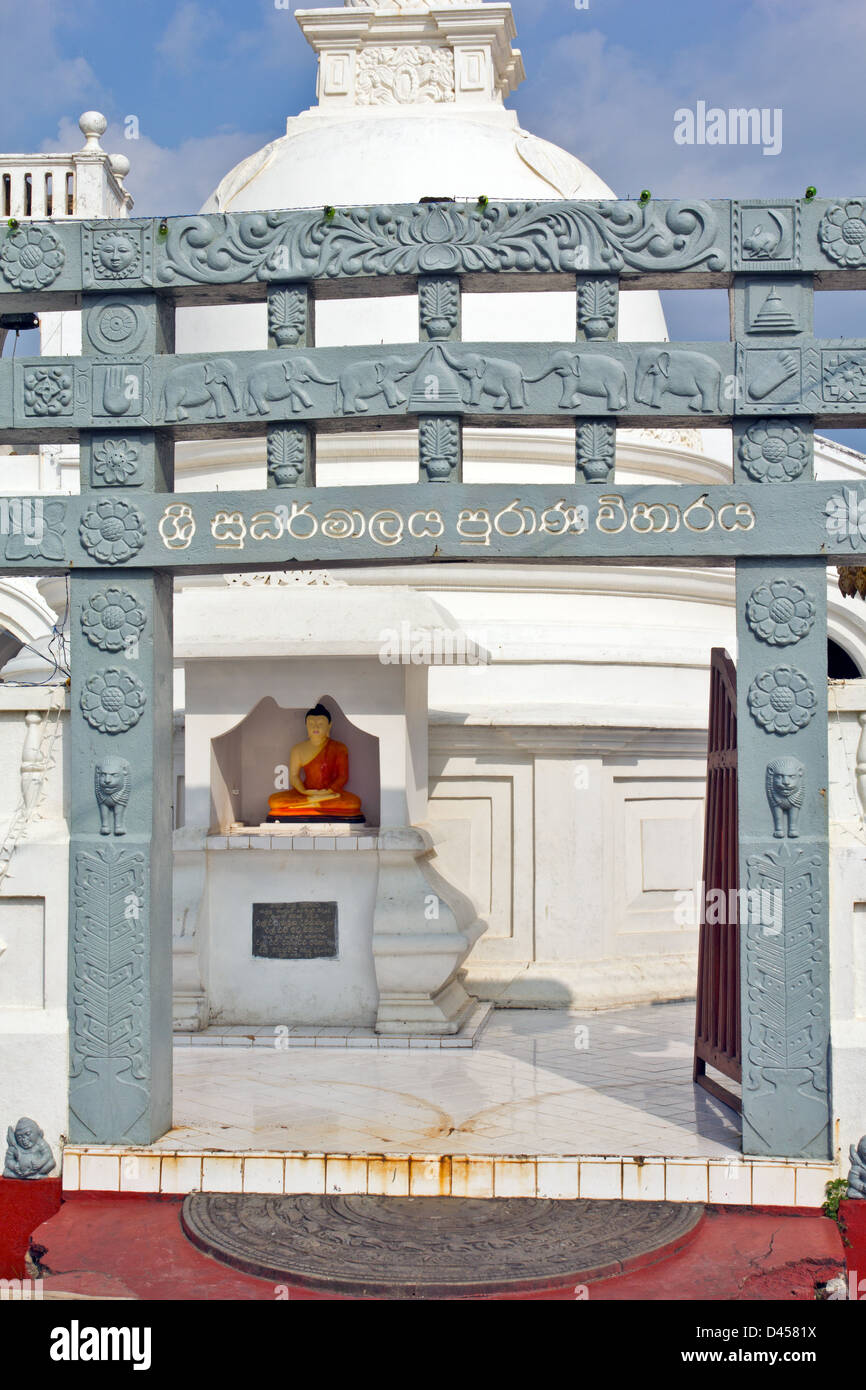 Reich verzierte TOR UND SYMBOLE AUF EINGANG IN DIE buddhistische Stupa SRI LANKA Stockfoto