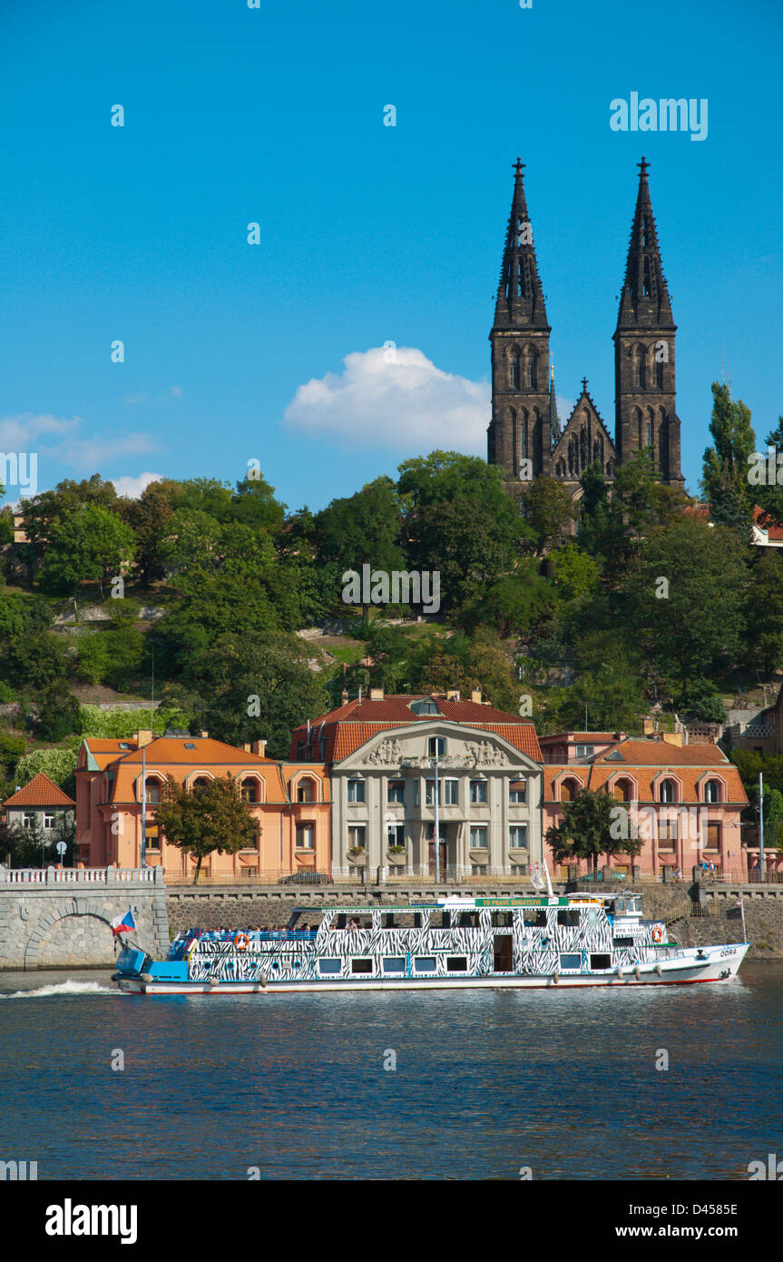 Sightseein Kreuzfahrt-Schiff vor Vysehrad Hill von Vltava Fluss Prag Tschechien Mitteleuropa Stockfoto