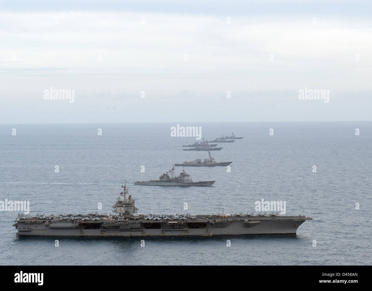 Marineschiffe der Enterprise Carrier Strike Group manövrieren in Formation für eine Trainingseinheit im Atlantischen Ozean. Stockfoto