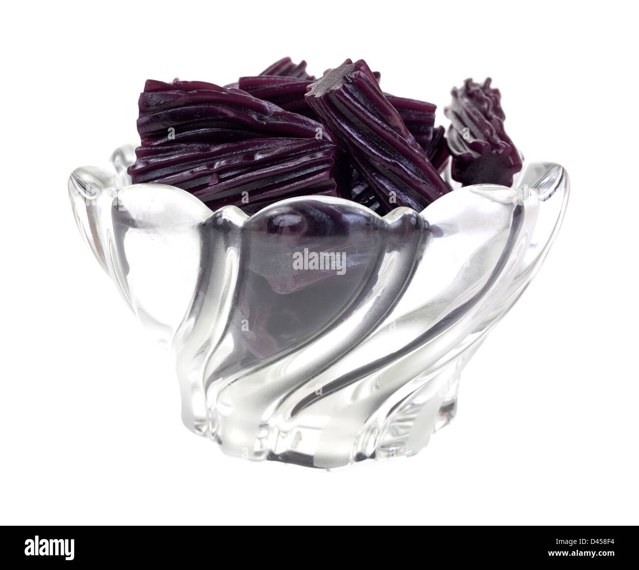 Eine kleine bleihaltiges Kristallschale gefüllt mit kleinen Stücken von Schwarzkirsche Lakritzbonbons. Stockfoto