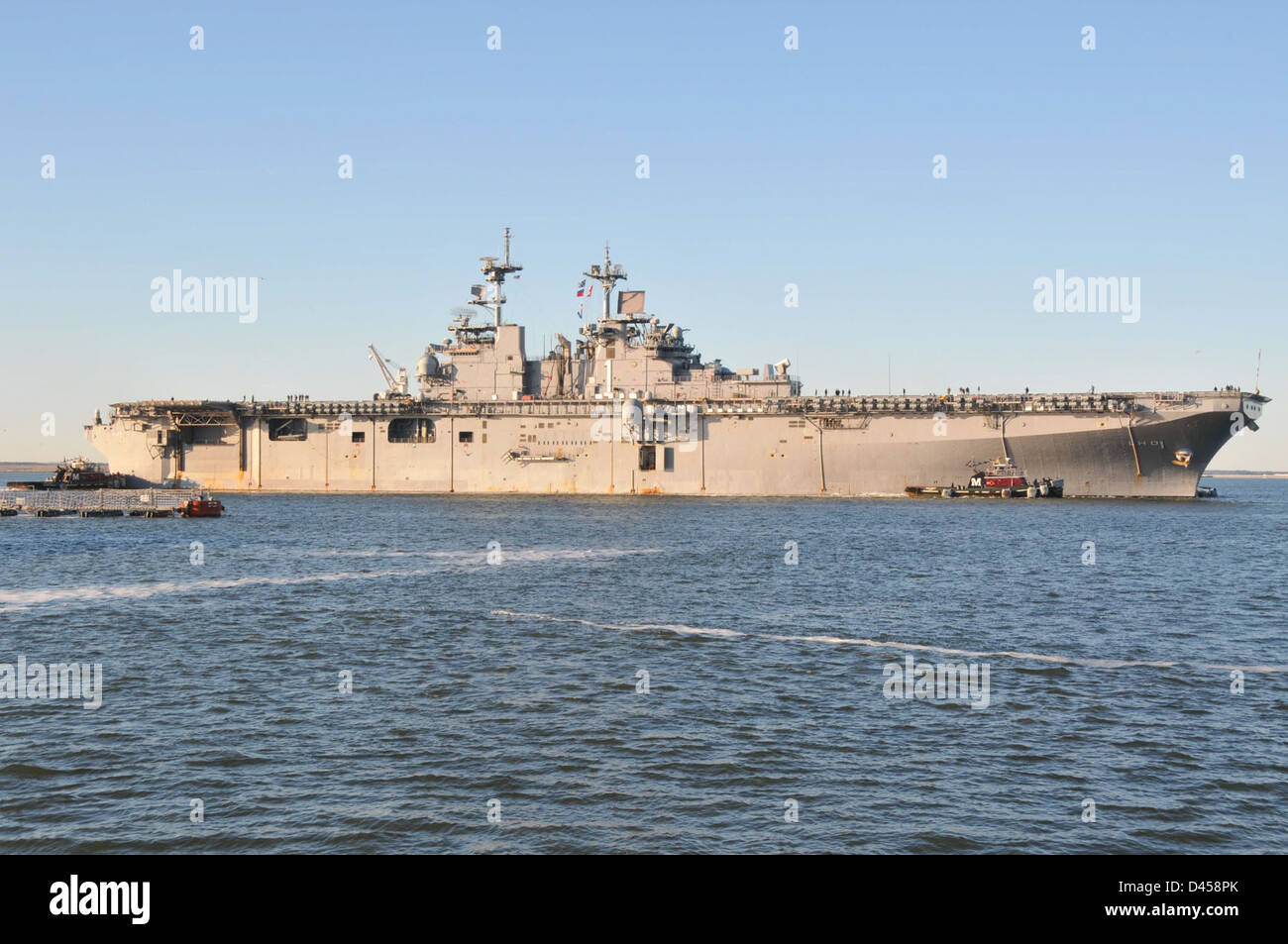 Die USS Wasp (LHD 1) verlässt Norfolk, um an Übung Bold Alligator 2012 teilzunehmen, um die amphibische Bereitschaft und gemeinsame operative Fähigkeiten bei US-Militärübungen zu verbessern. Stockfoto