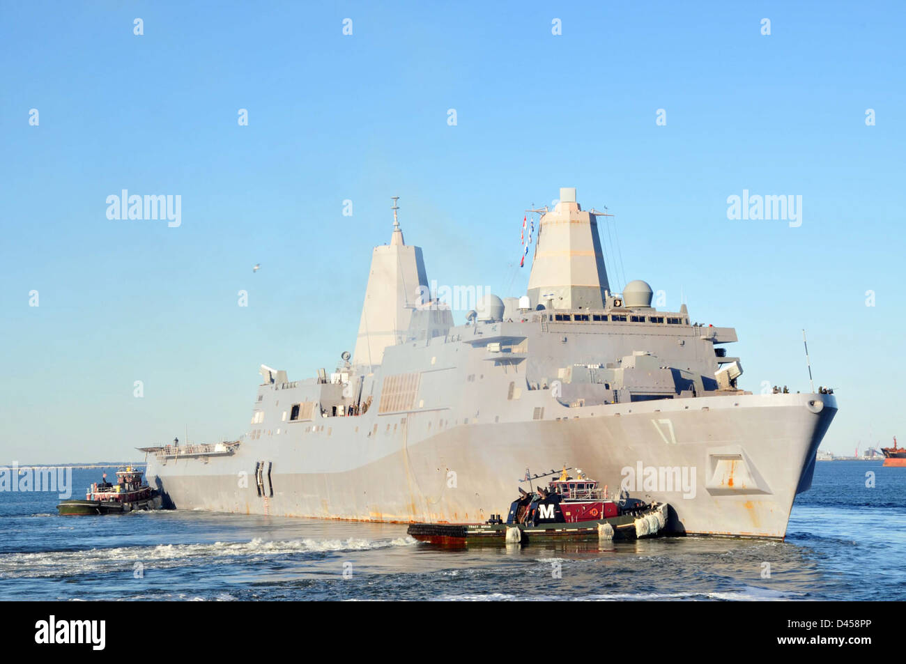 USS San Antonio (LPD 17) verlässt Norfolk, Virginia, um die Übung Bold Alligator 2012 zu unterstützen, eine großangelegte amphibische Operation, die die Interoperabilität der US Navy und des Marine Corps verbessern soll. Stockfoto