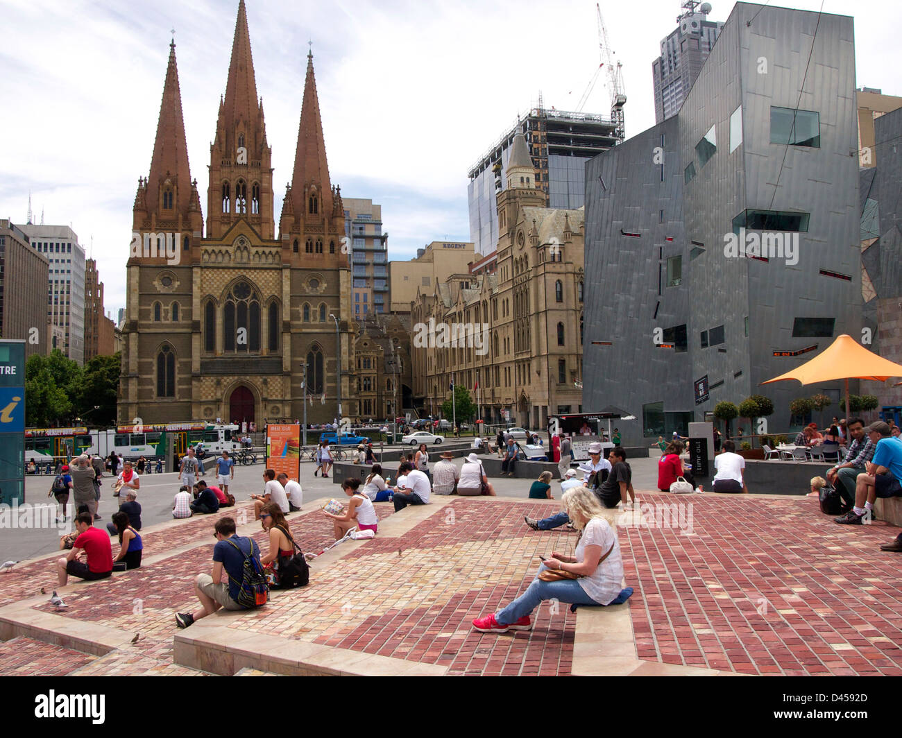 Federation Square und St Pauls Cathedral Melbourne Stockfoto