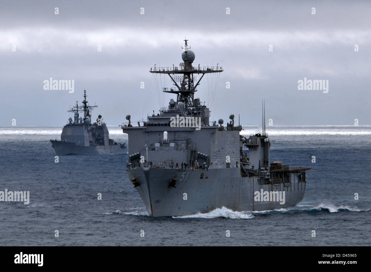Die USS Oak Hill und die USS Anzio arbeiten zusammen in Formation während des Bold Alligator 2012, einer großen amphibischen Trainingsübung im Atlantischen Ozean, bei der die Fähigkeiten der US Navy und des Marine Corps getestet werden. Stockfoto