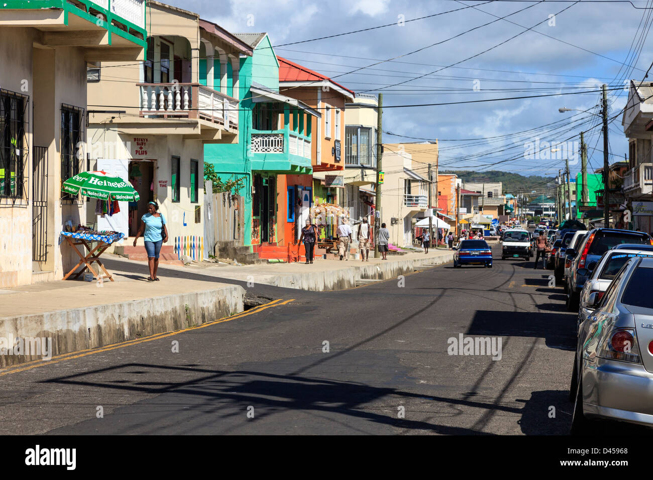 Blick entlang Clark Street, Vieux Fort, St Lucia. Clark Street ist die Hauptverkehrsstraße in der Stadt Stockfoto