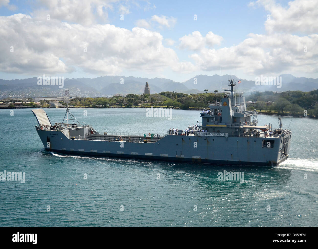 Der US-Armee logistische Unterstützung Schiff, CW3 Harold C. Clinger der Freedom Tower auf gemeinsamer Basis Pearl Harbor-Hickam übergibt. Stockfoto