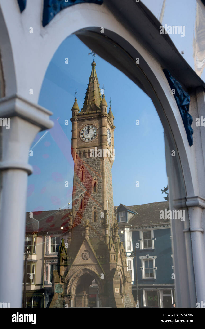 Machynlleth Uhrturm spiegelt sich im Fenster des Shops Machynlleth Powys Mid Wales UK Stockfoto