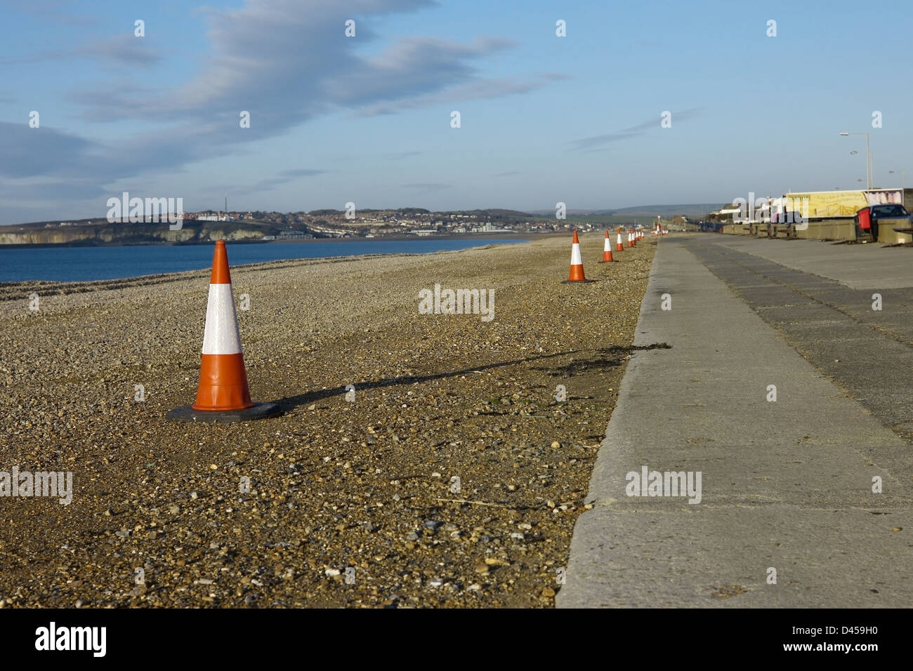 Eine Linie der Leitkegel auf Seaford Strandpromenade Blick West nach Newhaven Stockfoto