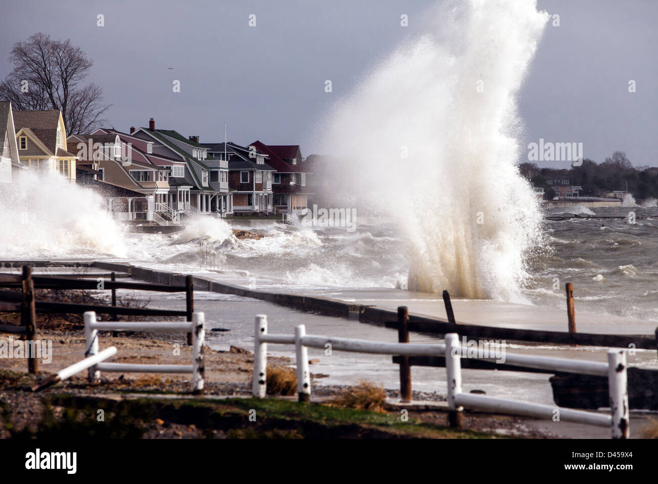 Sommerhäuser in Madison Connecticut durch Wellen von einer extrem Flut von Hurrikan Sandy getroffen. Stockfoto