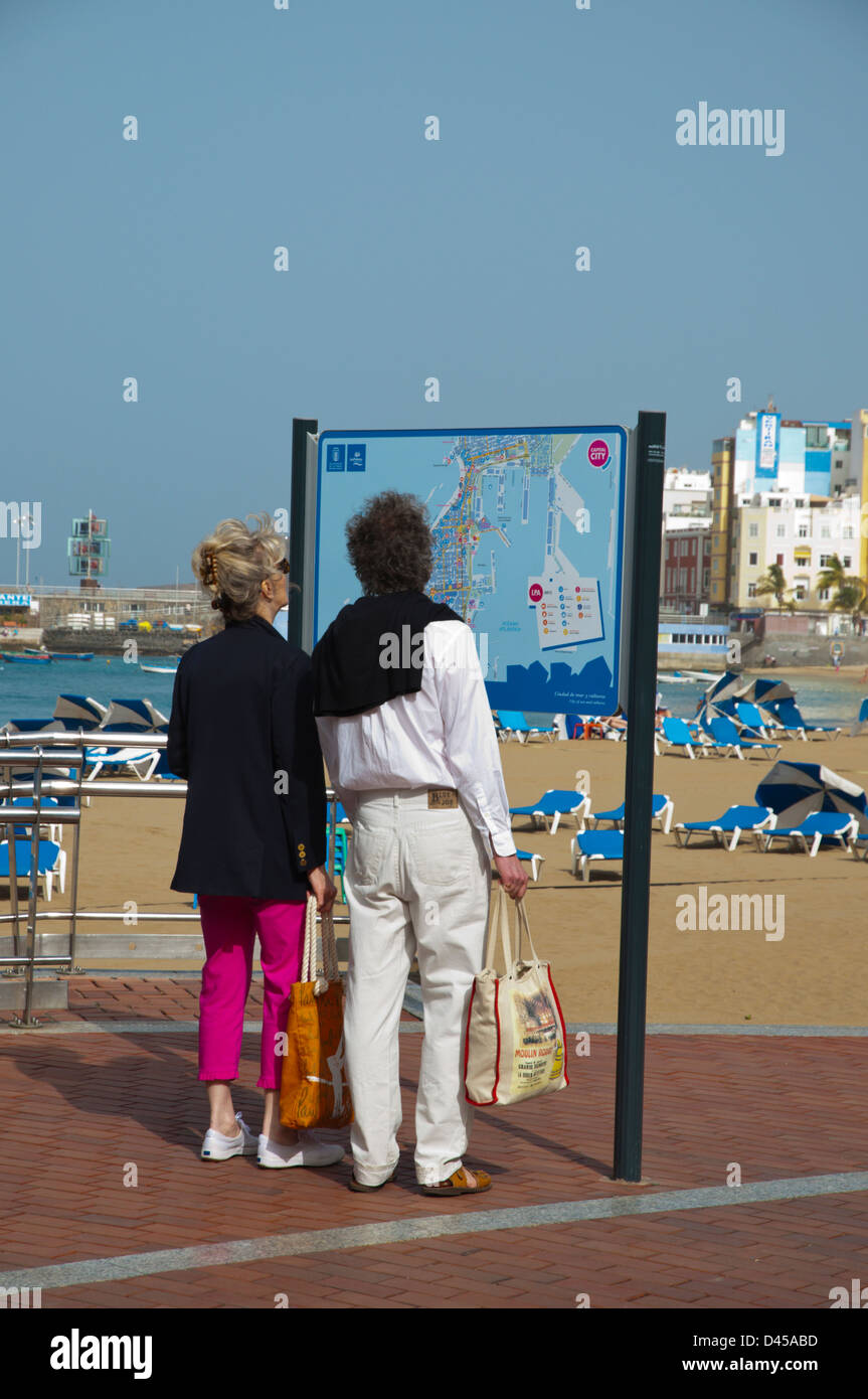 Menschen auf der Suche auf Karte Canteras Strand Santa Catalina Viertel Las Palmas Stadt Gran Canaria Insel der Kanarischen Inseln-Spanien-Europa Stockfoto
