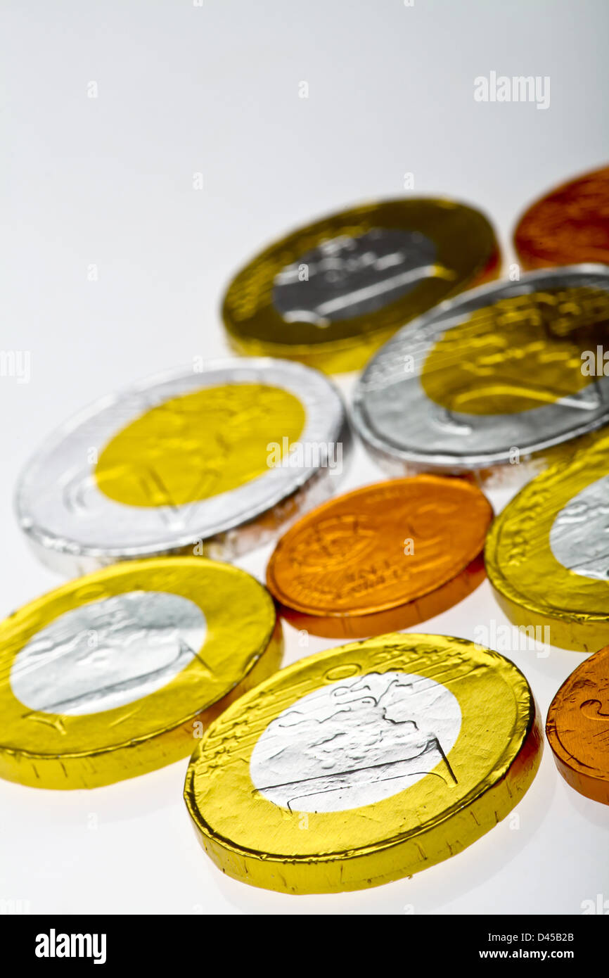 Schokolade Süßigkeiten imitiert verschiedene Euro-Münzen, auf weiß. Stockfoto