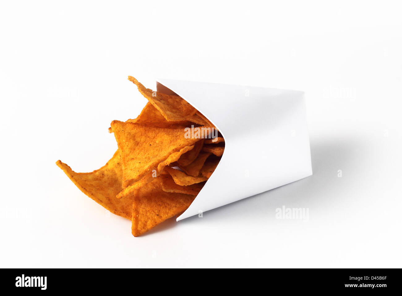 Nachos in ein weißes Papier wickeln Stockfoto