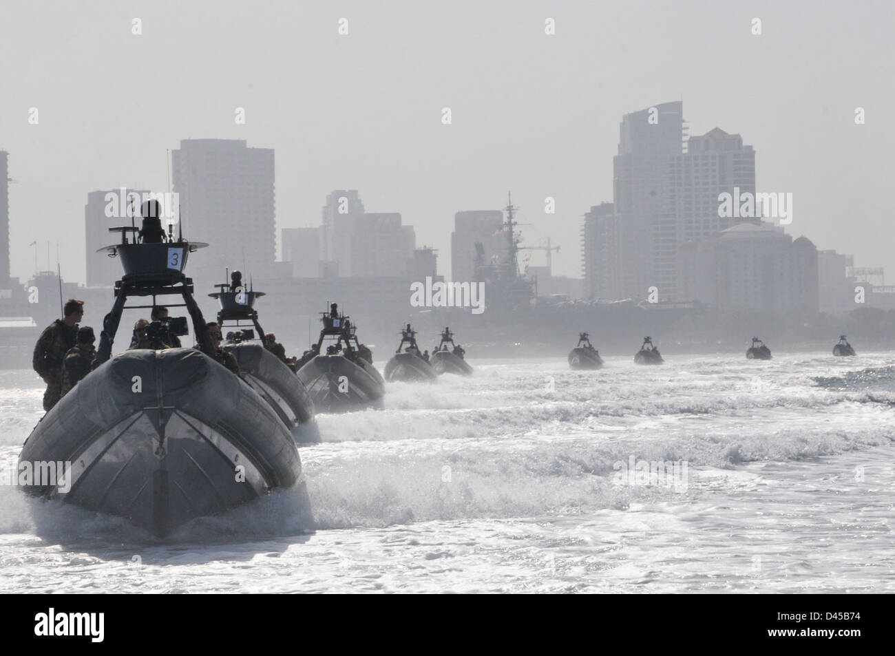 Starrrumpf-Schlauchboote (RHIBs) transportieren die Segler des Special Boat Team 12 und ihre Gäste durch die Bucht von San Diego zu einem Kommandowechsel auf See, der die maritime Mobilität und die Fähigkeiten des Teams unter Beweis stellt. Stockfoto