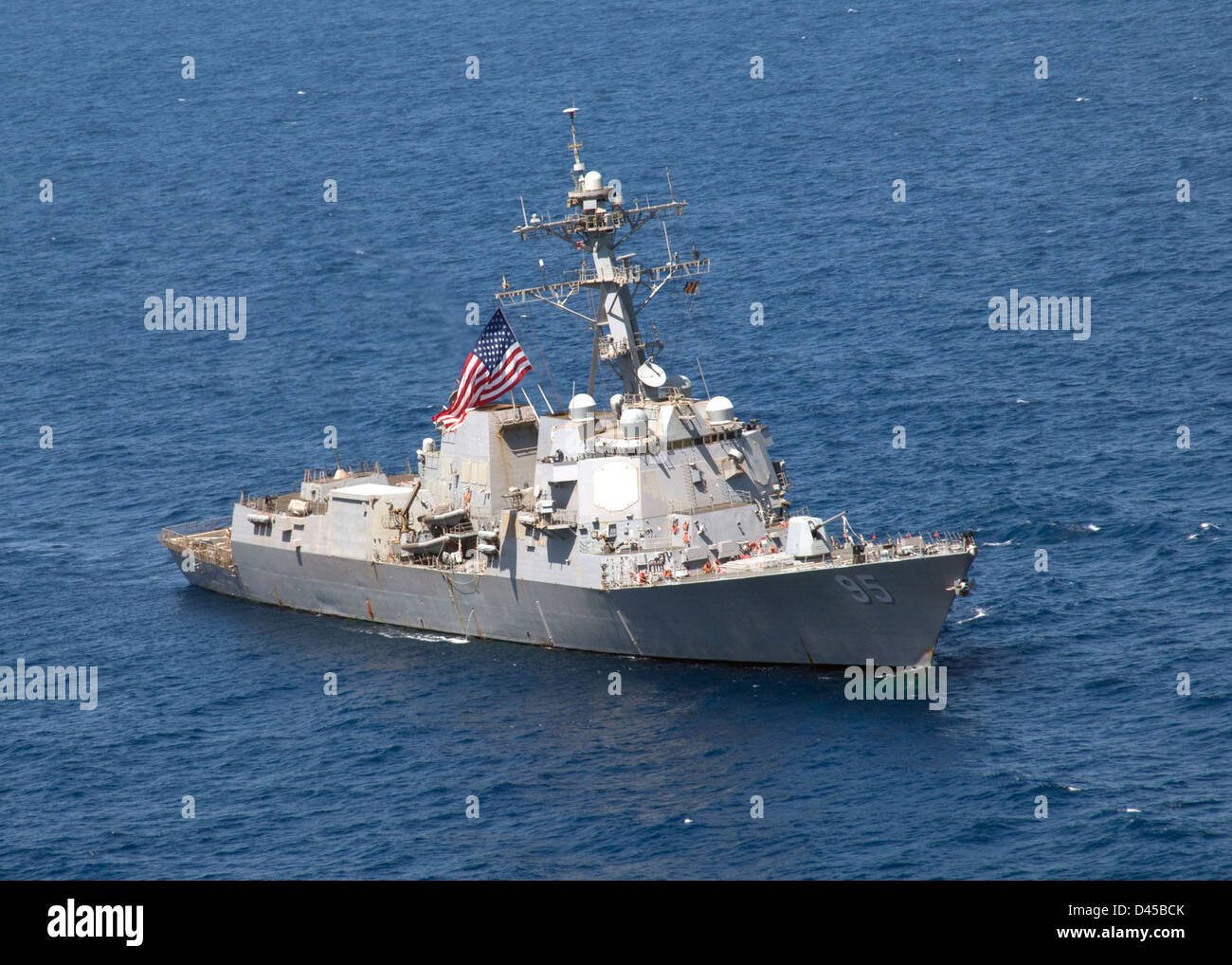 Ein Seemann der US Navy an Bord der USS Enterprise (CVN 65) bereitet sich auf eine Mission im Operationsraum des Schiffes vor. Die USS Enterprise diente als nuklearbetriebener Flugzeugträger, der jahrzehntelang zum Einsatz der Navy beitrug. Stockfoto