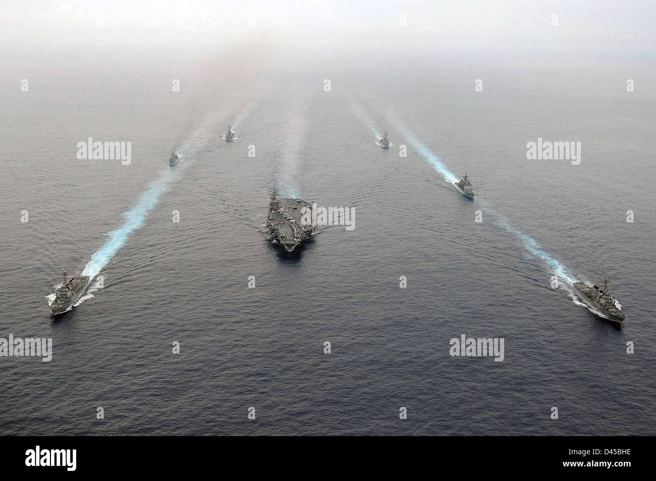 Schiffe der Carrier Strike Group 8 bewegen sich nach Abschluss einer Übung in einer zusammengesetzten Trainingseinheit in Formation. Mit dieser Übung soll die Bereitschaft und Koordinierung der Vermögenswerte der Gruppe in einem simulierten Kampfumfeld bewertet werden. Stockfoto