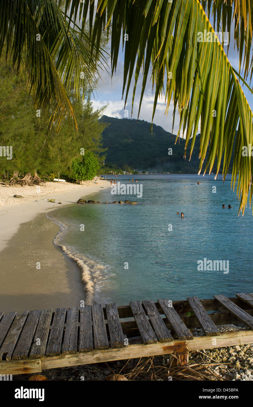 Marode Steg am Strand in der Nähe von Fare, Huahine, Französisch-Polynesien Stockfoto