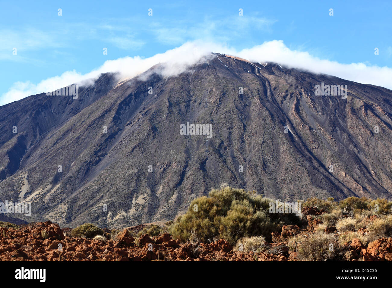 Berg, Teneriffa, Teide, Kanarische Inseln, Spanien, Pico del Teide Vulkan mit schönen Wolkenformationen. Stockfoto