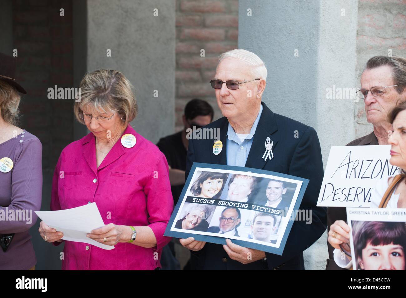 Tucson, Arizona, USA. 5. März 2013.  Tucson besuchte die Dreharbeiten Opfer PAM SIMON, links und BILL BADGER, Recht, eine Veranstaltung außerhalb des Büros des Tucson, Arizona Senator J. Flake (R -ARIZ) fordern eine überparteiliche Genehmigung der universal Zuverlässigkeitsüberprüfungen für Feuerwaffe Einkäufe.  Die Veranstaltung wurde von mehreren Gruppen einschließlich der Tucson Gemeinschaftsausschuß gegen Waffengewalt, Bürgermeister gegen illegale Waffen und The National Coalition, Waffengewalt zu stoppen. (Kredit-Bild: © wird Seberger/ZUMAPRESS.com) Stockfoto