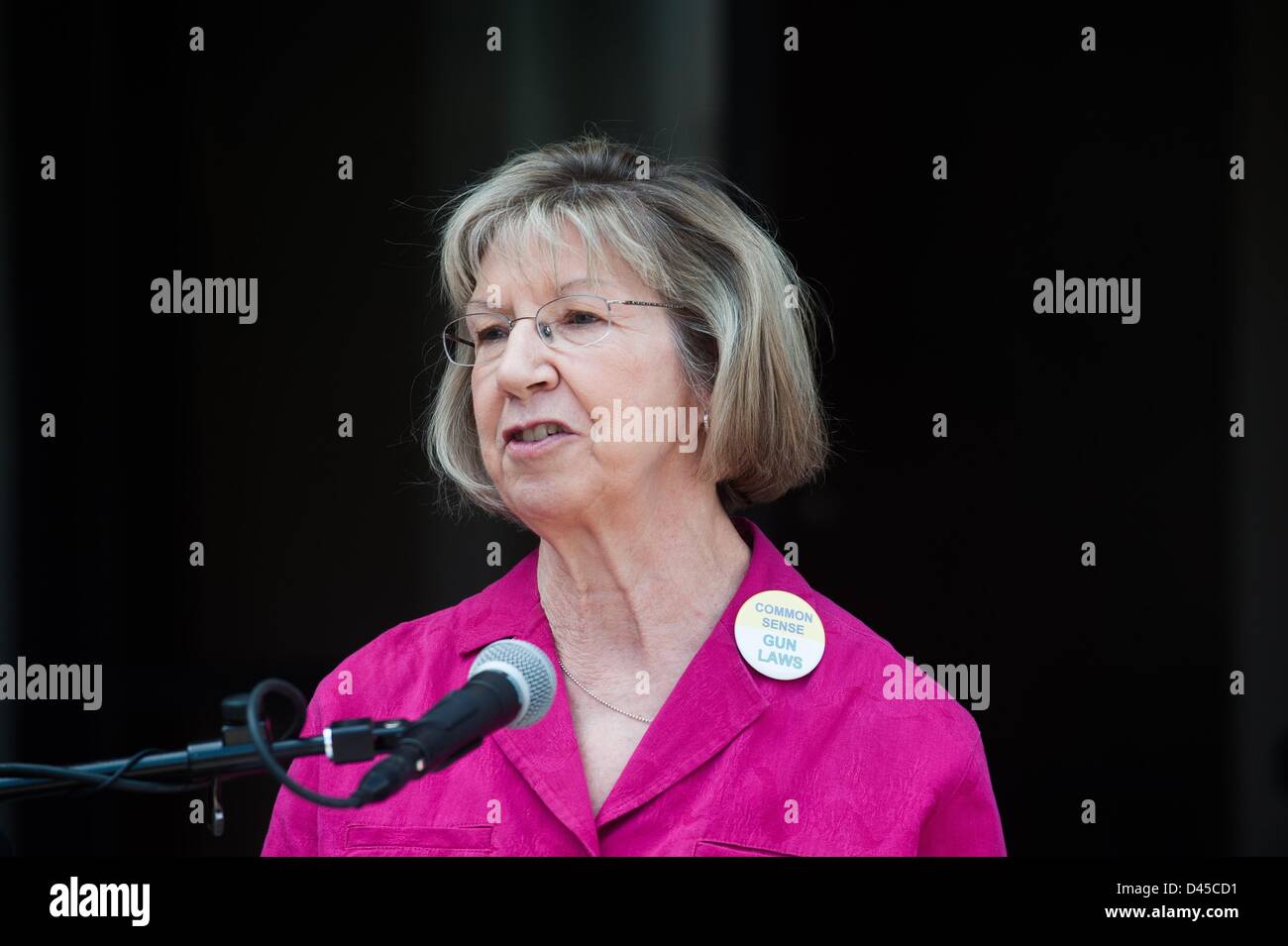 Tucson, Arizona, USA. 5. März 2013.  Tucson Opfer PAM SIMON sprach auf einer Veranstaltung außerhalb des Büros von Tucson, Arizona Senator J. Flake (R -ARIZ) fordern eine überparteiliche Genehmigung der universal Zuverlässigkeitsüberprüfungen für Feuerwaffe Einkäufe zu schießen.  Die Veranstaltung wurde von mehreren Gruppen einschließlich der Tucson Gemeinschaftsausschuß gegen Waffengewalt, Bürgermeister gegen illegale Waffen und The National Coalition, Waffengewalt zu stoppen. (Kredit-Bild: © wird Seberger/ZUMAPRESS.com) Stockfoto