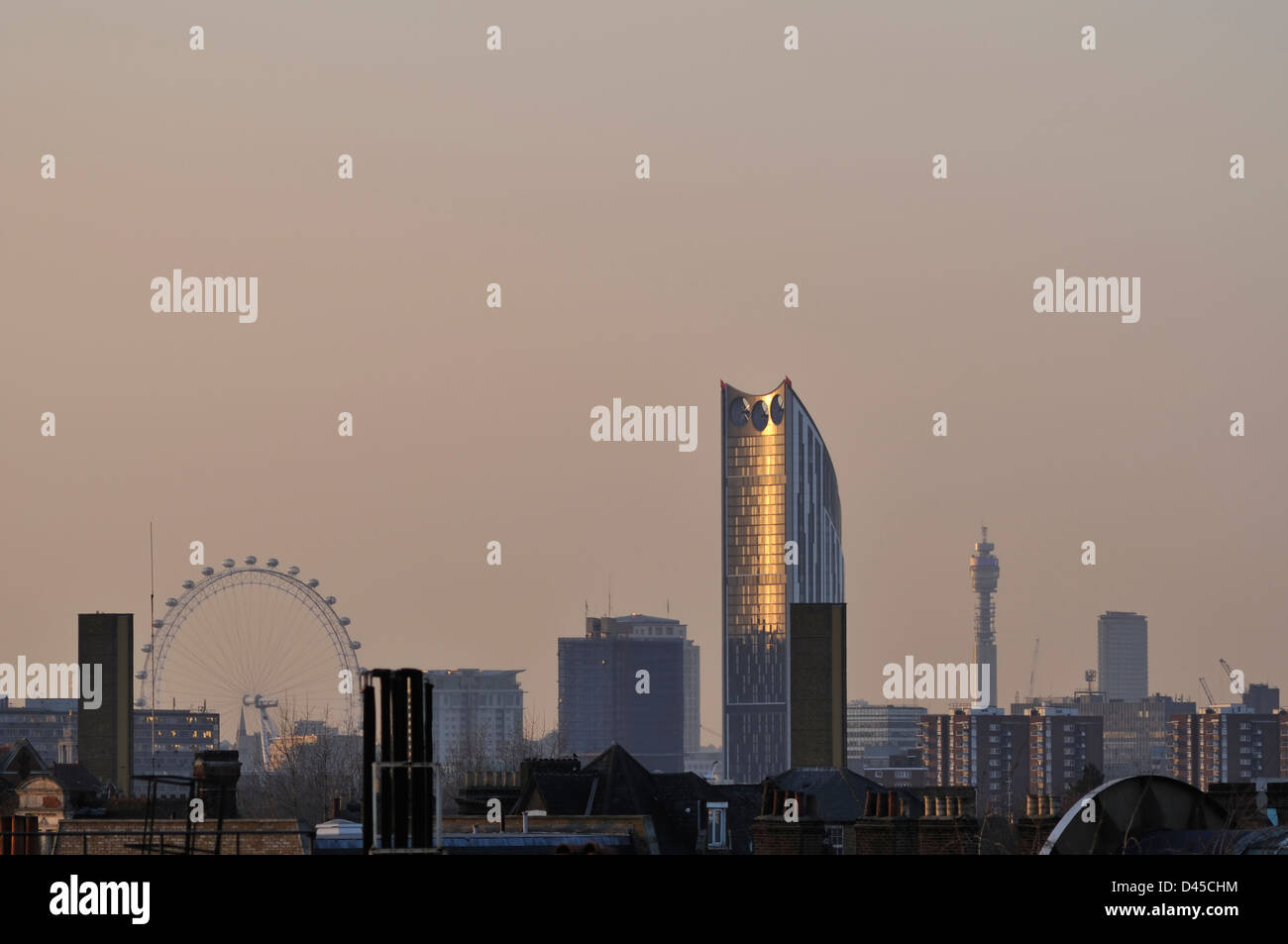 Skyline von London UK in der Dämmerung, von Peckham, South East London, mit Millennium Wheel und PO Turm gesehen Stockfoto