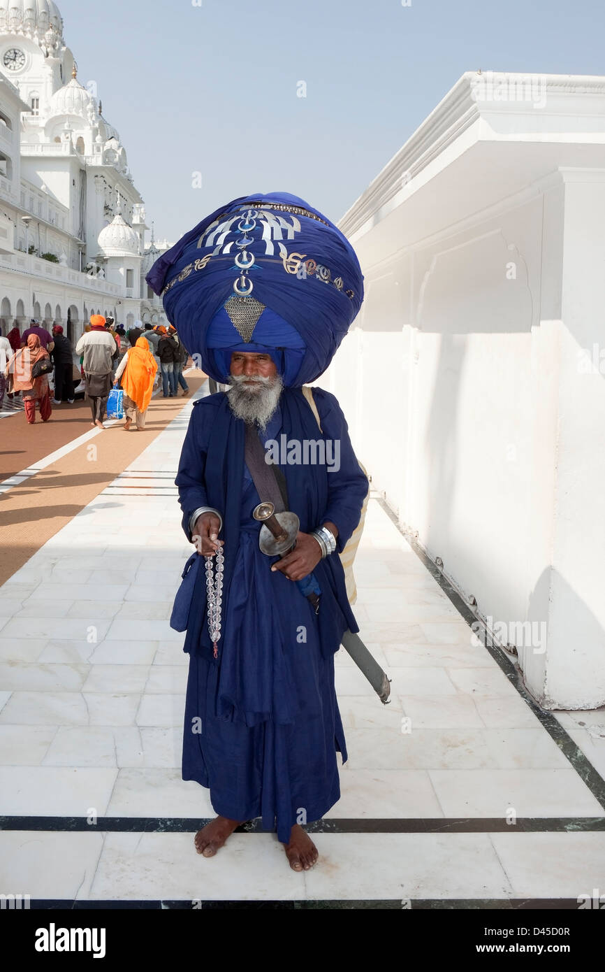 Ein Sikh elder tragen traditionelle Kleidung und einem riesigen Turban am goldenen Tempel-Komplex, Amritsar, Punjab, Indien Stockfoto