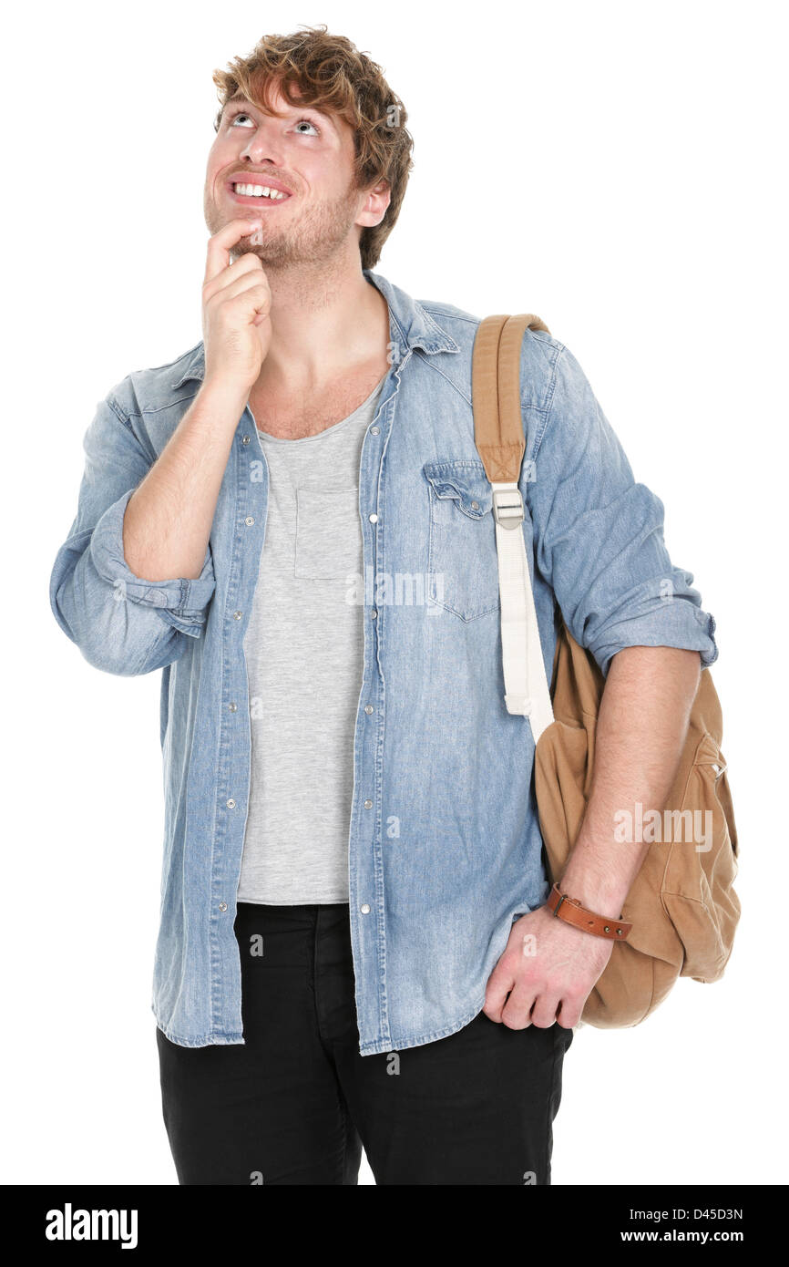 Hübscher junger Mann mit Rucksack denken während nachschlagen auf weißem Hintergrund isoliert Stockfoto