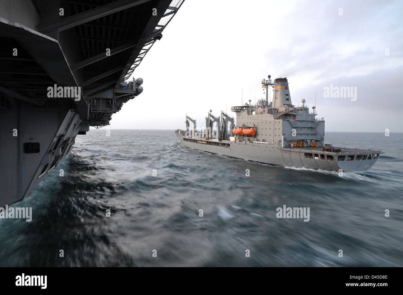 USS Dwight D. Eisenhower Ansätze für den Nachschub auf dem Meer. Stockfoto