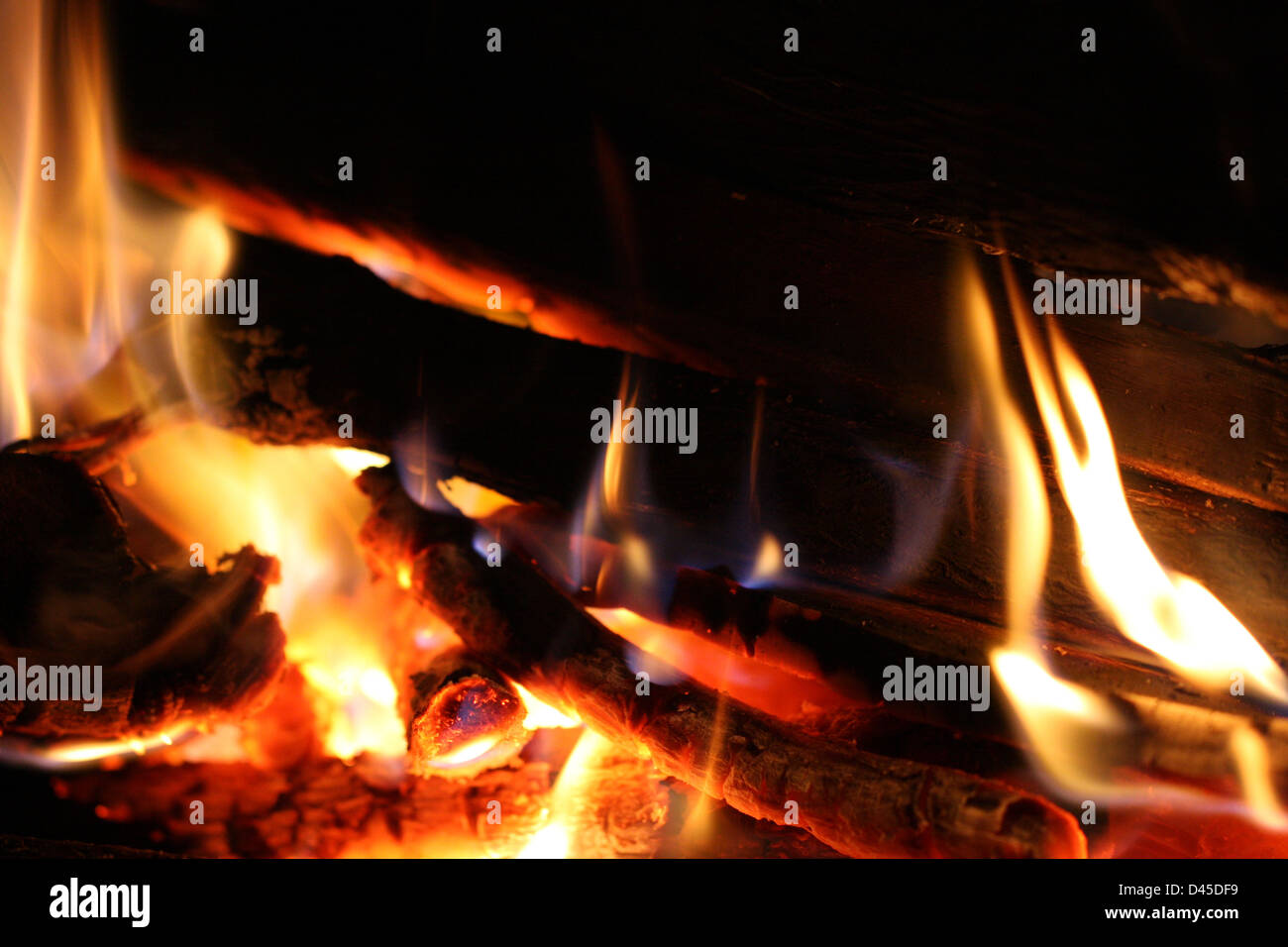Feuer in der Nacht brennende einloggt Stockfoto