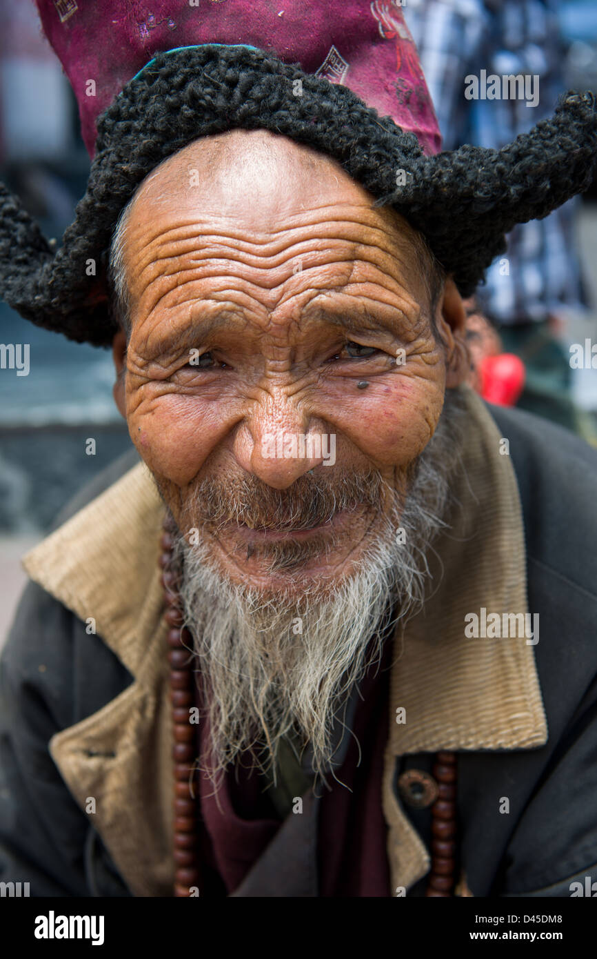 Älterer Mann mit einem dünnen Bart im Main Bazaar, Leh (Ladakh) Jammu & Kaschmir, Indien Stockfoto