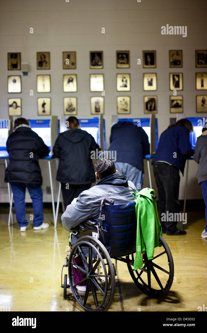 Wähler bei den Wahlen am Wahltag 2012, Edison High School, NE Minneapolis, MN. Stockfoto