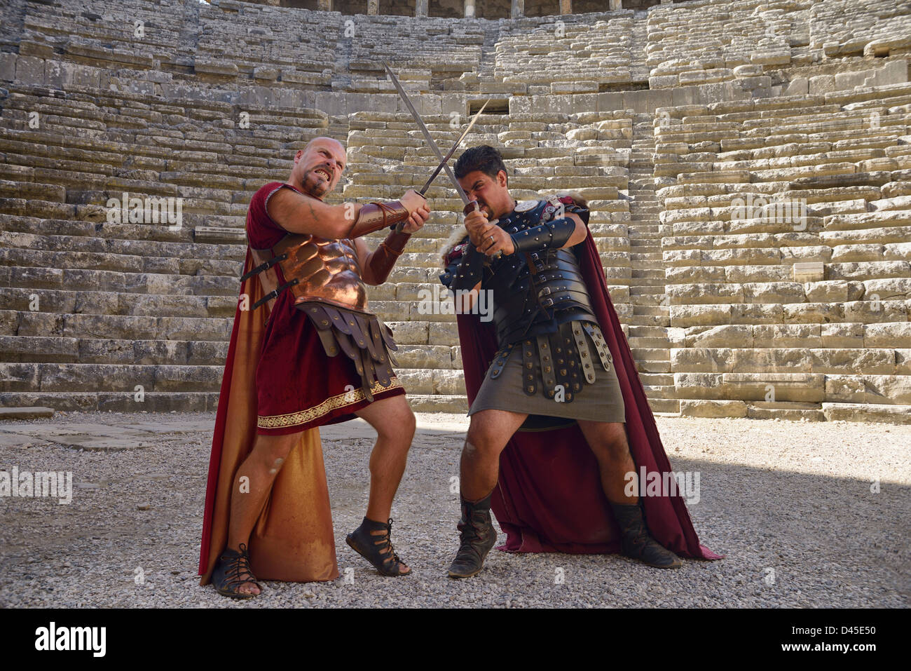 Römische gladiatoren Schwertkampf auf der Bühne Theater von Aspendos in der Türkei Stockfoto