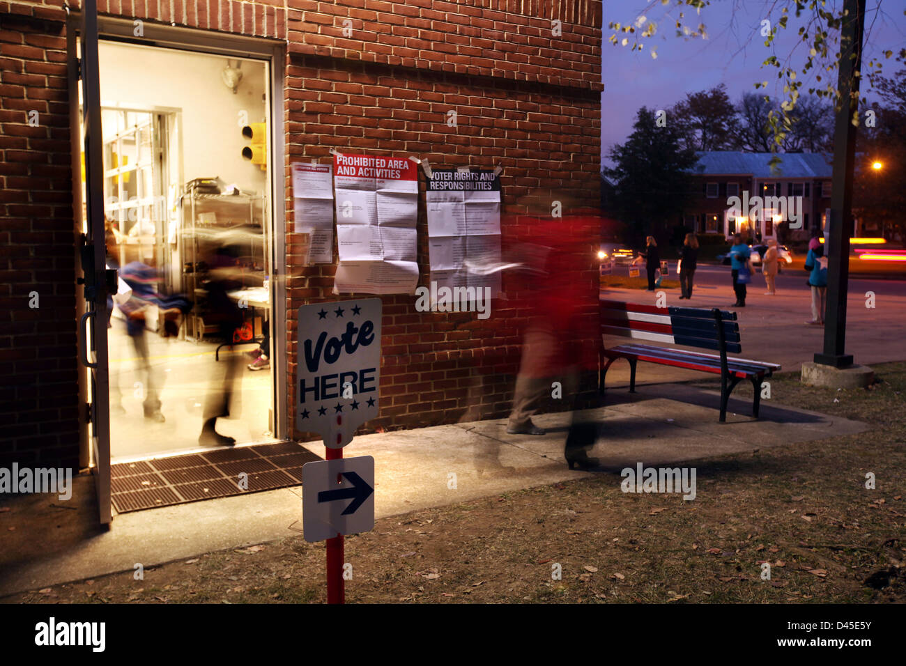 Votingstationen in Alexandria, Northern Virginia in der Wahlnacht, 2012. Stockfoto