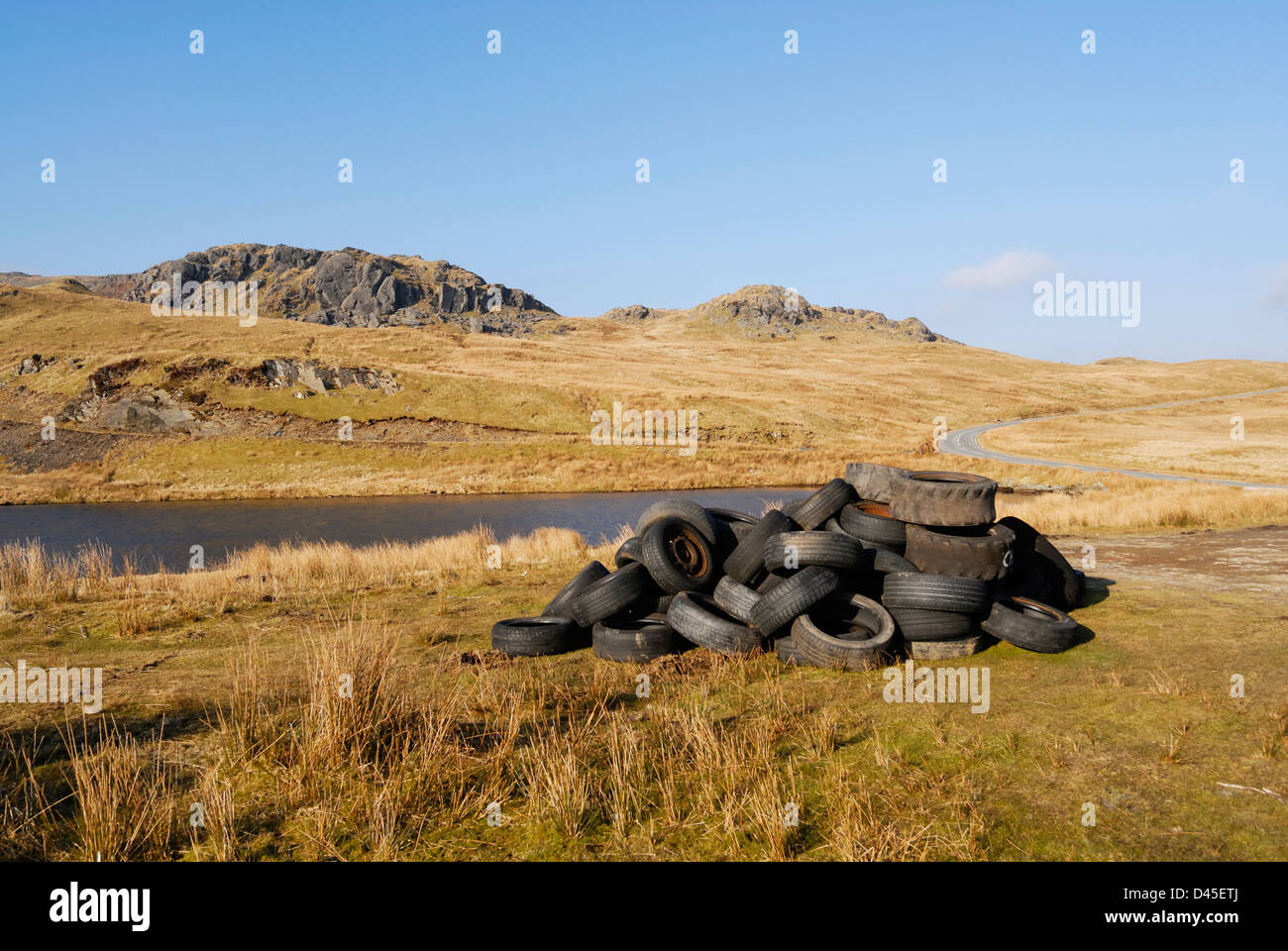 Pkw-Reifen in Nordwales Moorland innerhalb der Grenzen des Snowdonia National Park geworfen. Stockfoto