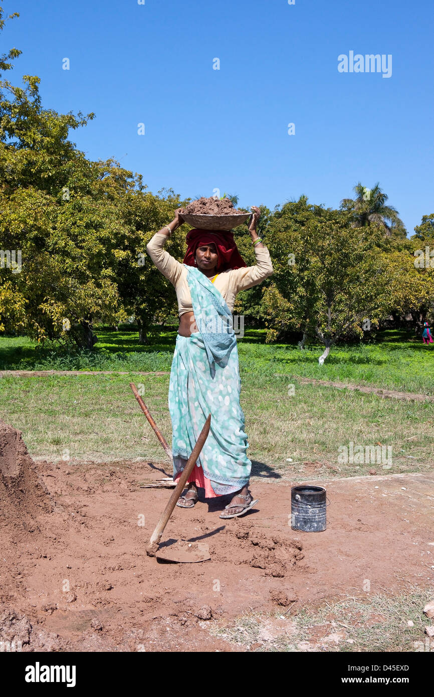 Eine traditionell gekleidete Inderin mit Zement in Pinjore Gardens im indischen Bundesstaat Haryana. Stockfoto