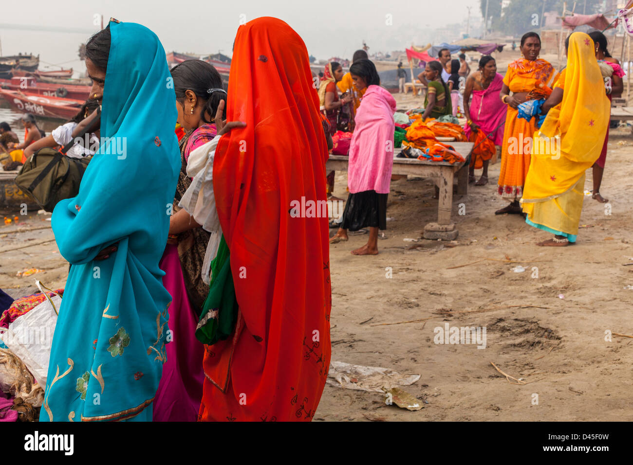 Gruppe von Frauen durch den Ganges, Varanasi, Indien Stockfoto