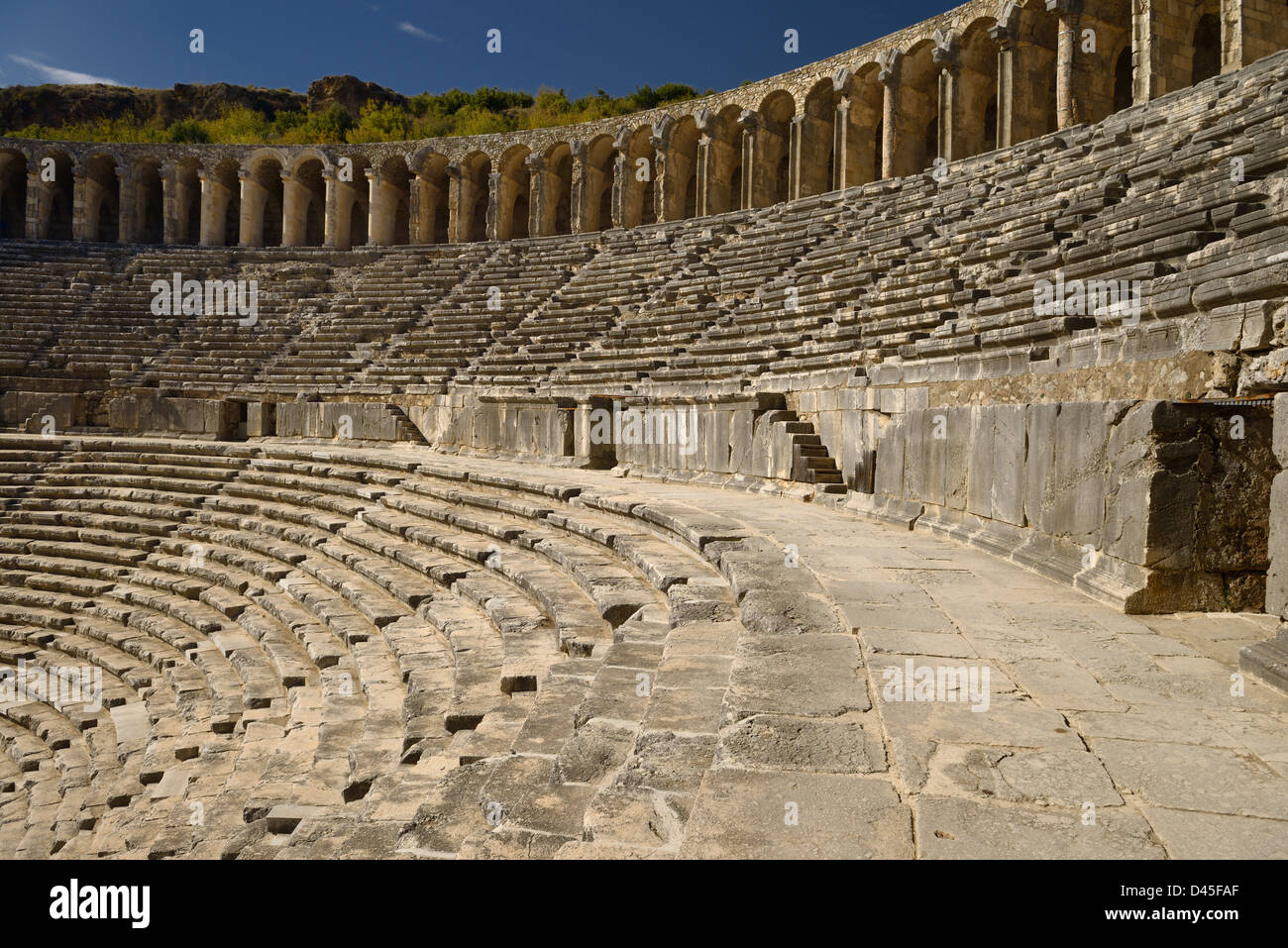 Obere Galerie Bögen und Sitzgelegenheiten im römischen Amphitheater Aspendos Türkei gebogen Stockfoto